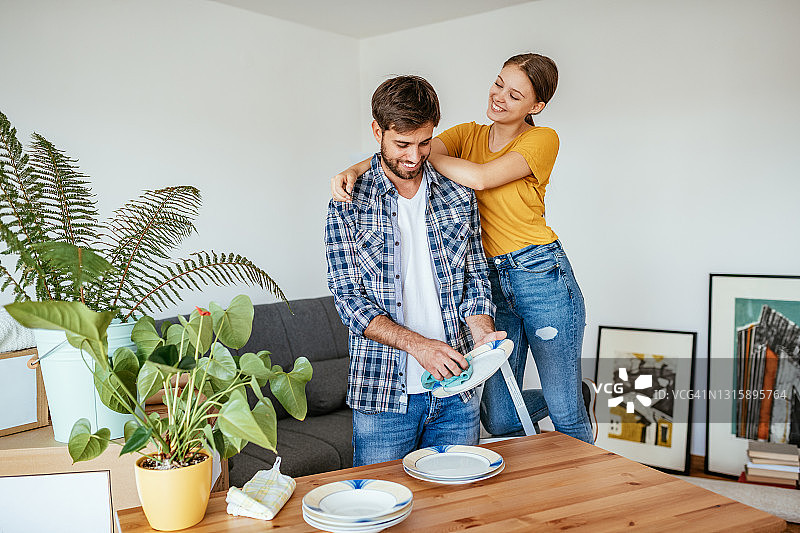 疫情后，新婚夫妇搬进新公寓图片素材