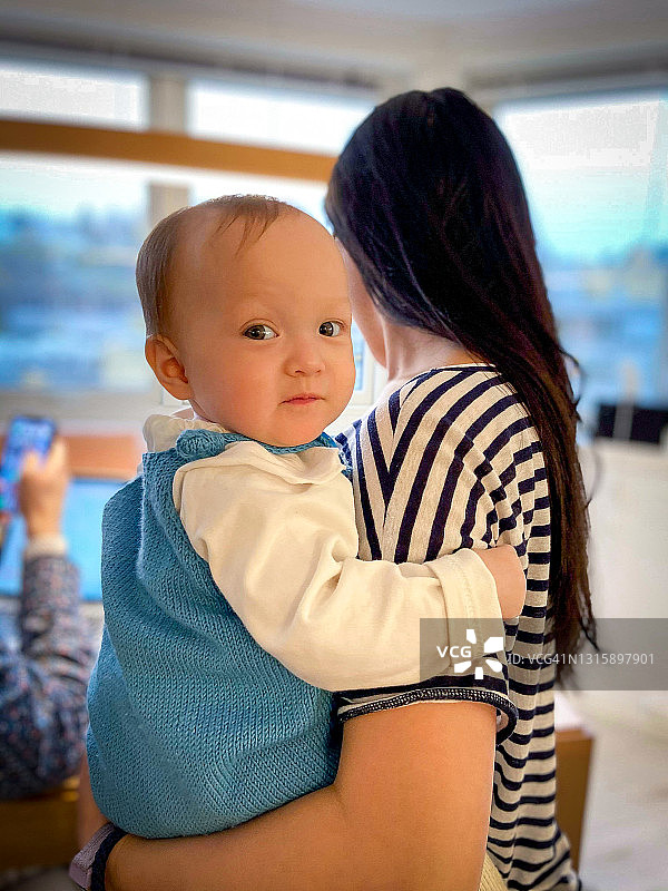 挪威奥斯陆厨房里妈妈抱着的女婴图片素材