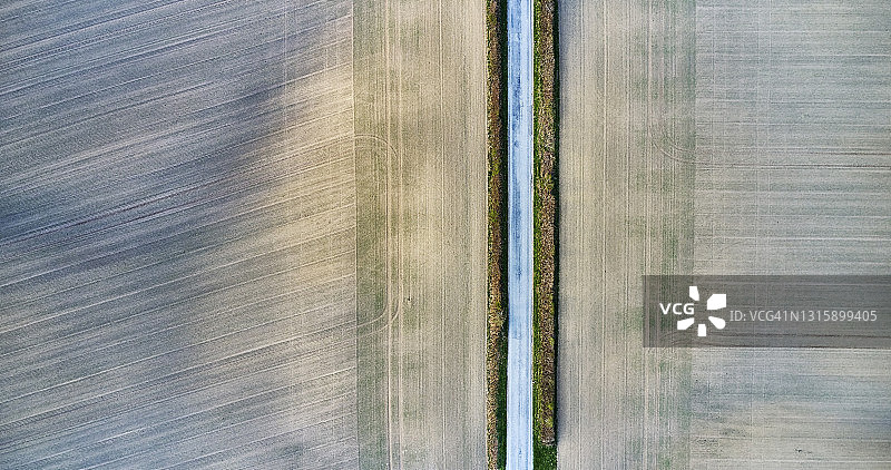 穿过景观的单车道公路图片素材