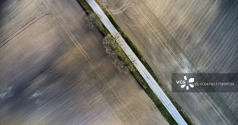 穿过景观的单车道公路图片素材