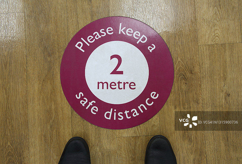 地面上的两米社交距离标志图片素材