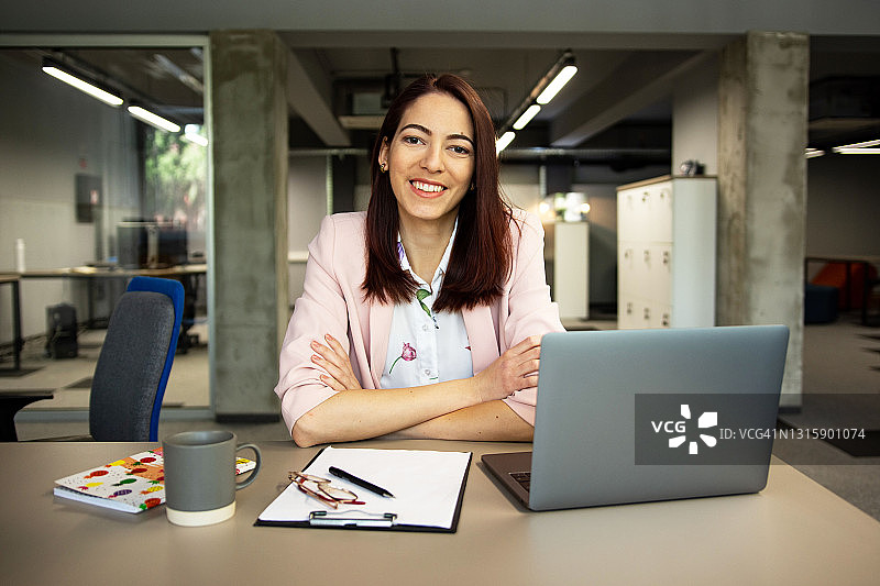 在现代办公室里的年轻女商人肖像图片素材