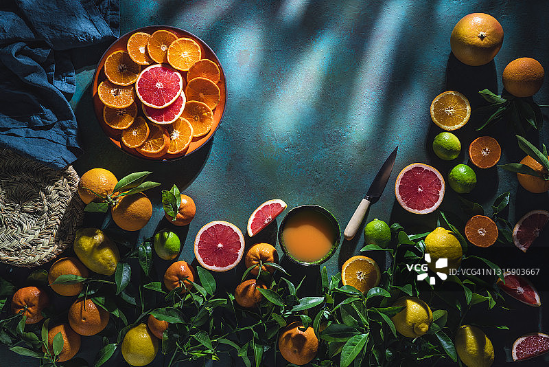 柑橘水果拼盘：橙子、柠檬、橘子和葡萄柚叶图片素材