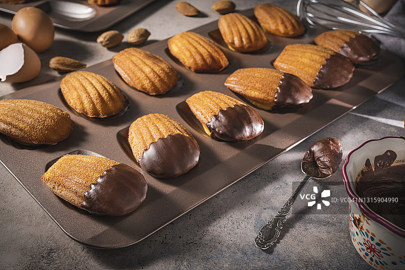 自制杏仁巧克力玛德琳蛋糕图片素材