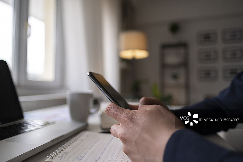 使用智能手机的男人图片素材
