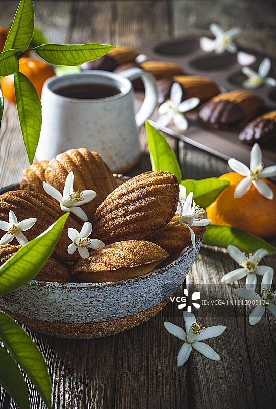 自制玛德琳蛋糕，搭配融化的巧克力和橘子图片素材