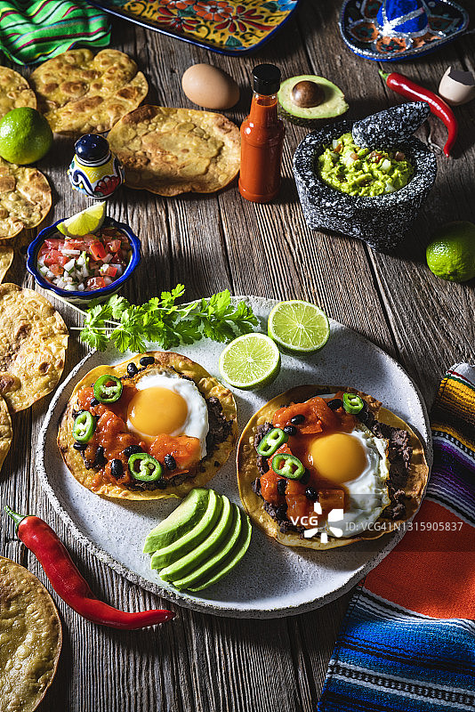 墨西哥牧场鸡蛋早餐，配有皮科德加洛和鳄梨酱图片素材