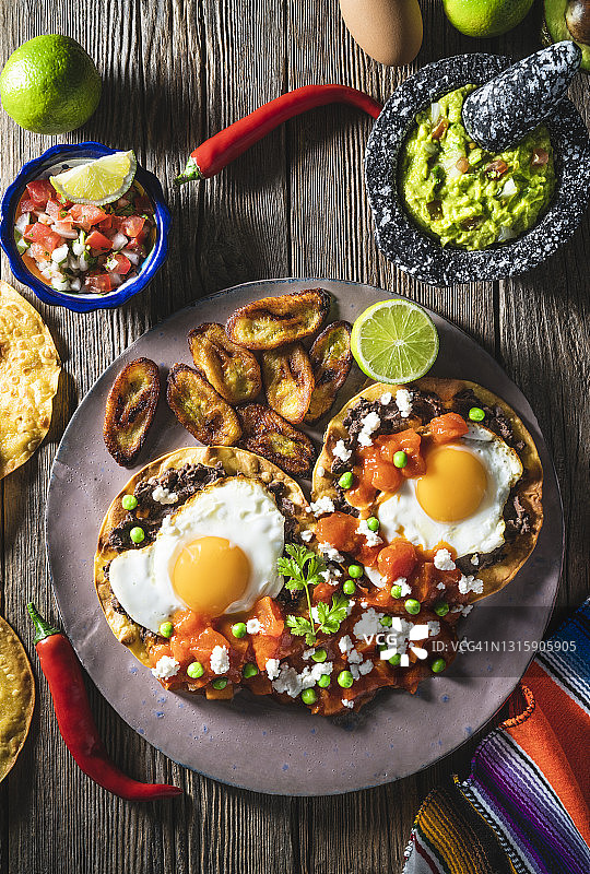 莫图莱尼奥斯鸡蛋：墨西哥早餐，配皮科德加洛和鳄梨酱图片素材