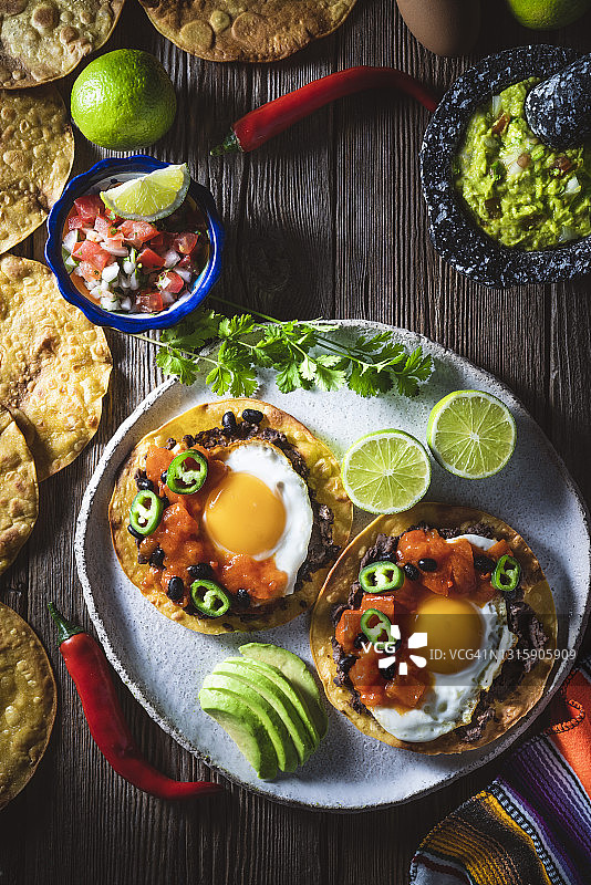 墨西哥牧场鸡蛋早餐，配有皮科德加洛和鳄梨酱图片素材