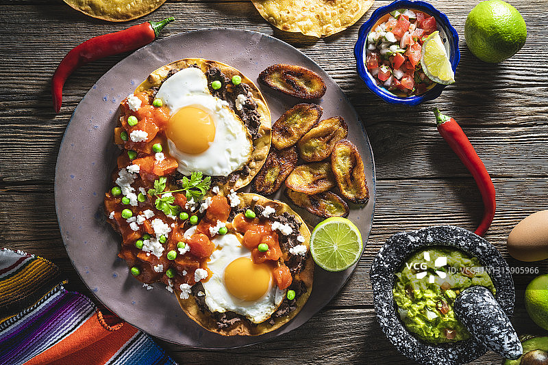 莫图莱尼奥斯鸡蛋：墨西哥早餐，配皮科德加洛和鳄梨酱图片素材