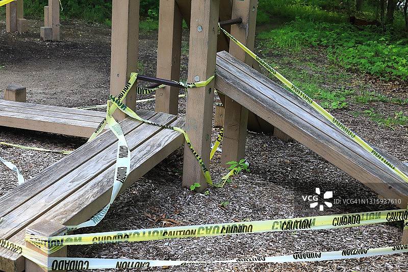 用警戒线封闭的游乐场设备，以防止使用图片素材