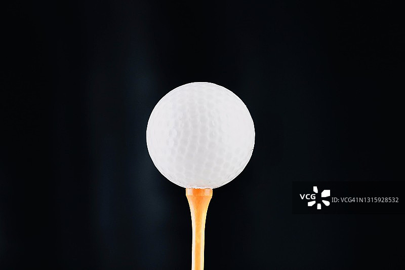 黑色背景上的高尔夫球图片素材