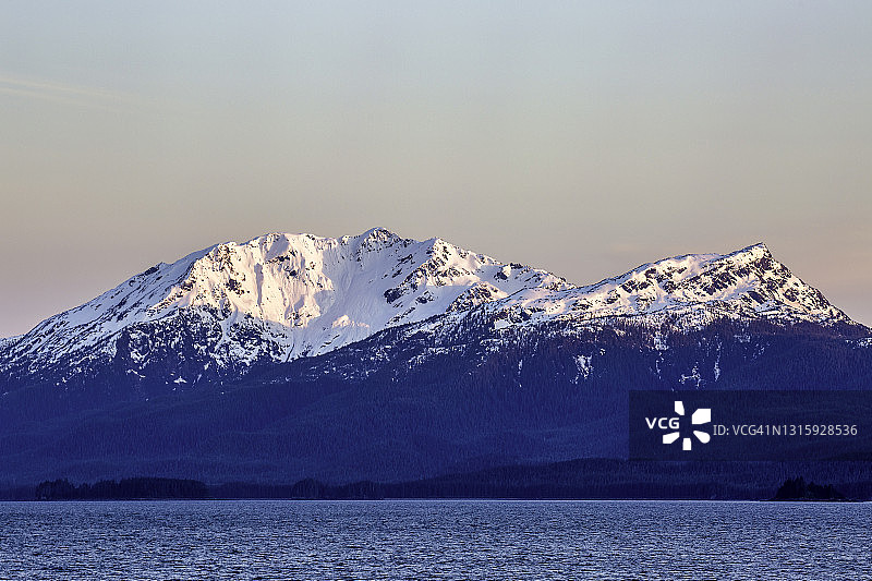 阿拉斯加东南部的日落山景图片素材