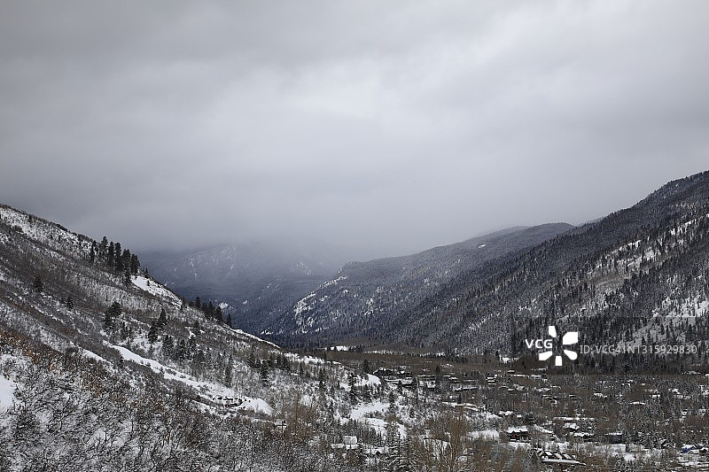 山谷中的阿斯本市图片素材