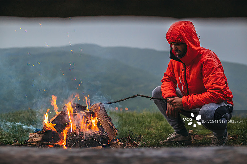 男人在山里点燃篝火图片素材