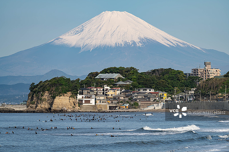 日本神奈川县的富士山雪景与海滩清晨图片素材