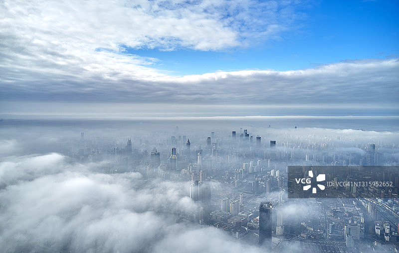 浓雾下的城市天际线鸟瞰图片素材