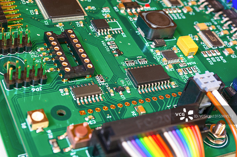 蓝色印刷电路板上的电子芯片元件图片素材