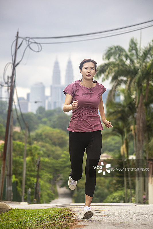 在吉隆坡跑步的健身运动女人图片素材