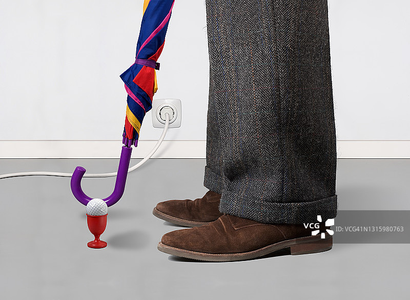 男人在工作中练习高尔夫图片素材