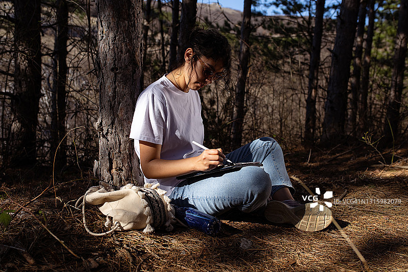 自然中的女艺术家图片素材