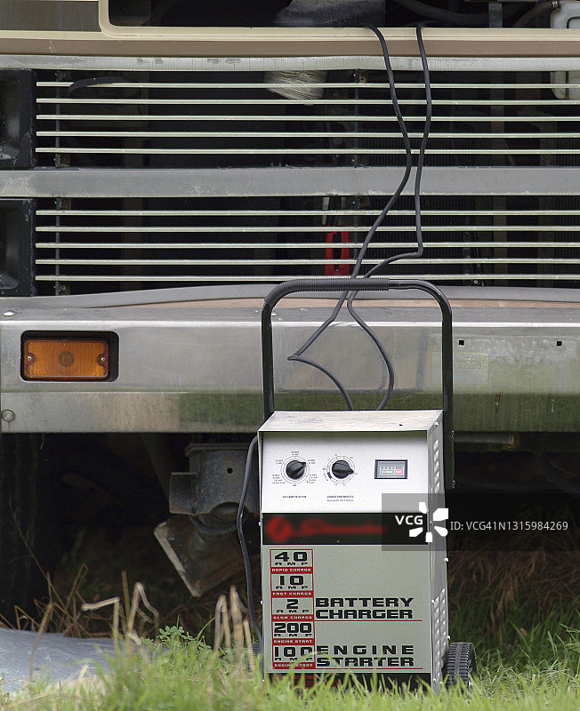 连接到房车上的发动机应急启动器和电池充电器图片素材