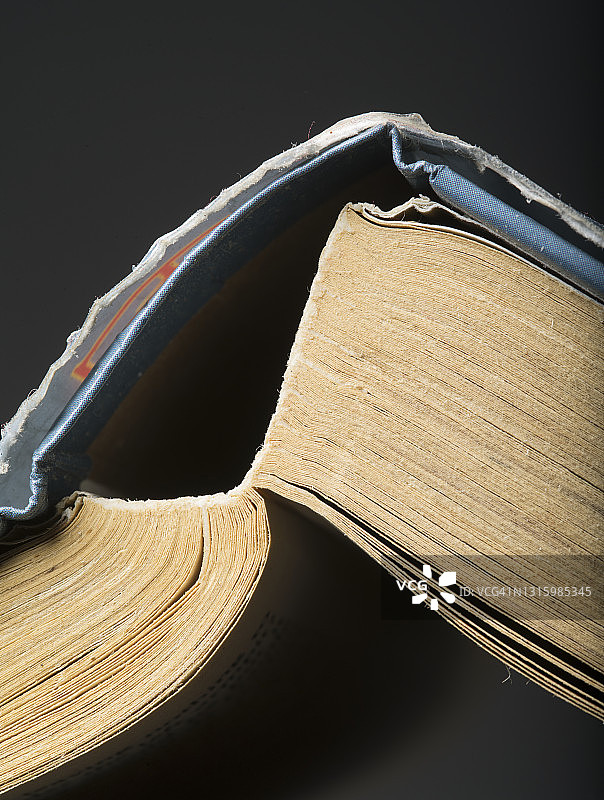 精装书——书脊打开图片素材