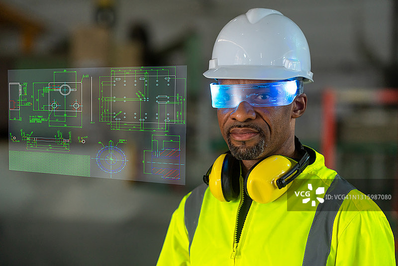 工厂工程师使用智能眼镜检查金属板尺寸图片素材