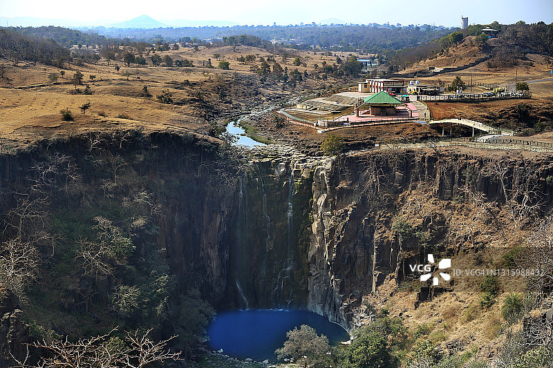 帕塔尔帕尼瀑布，位于印度中央邦印多尔区的莫湖 तहसील图片素材