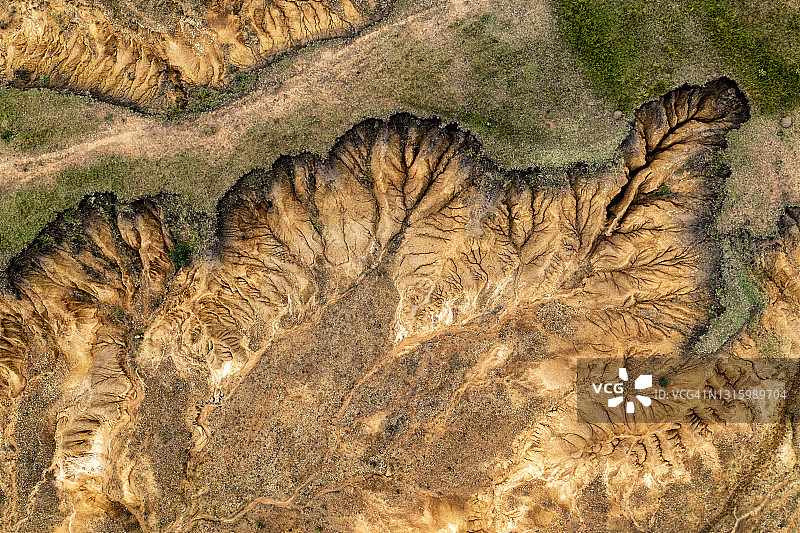 干旱、气候变化和过度放牧造成的土壤侵蚀航拍图片素材