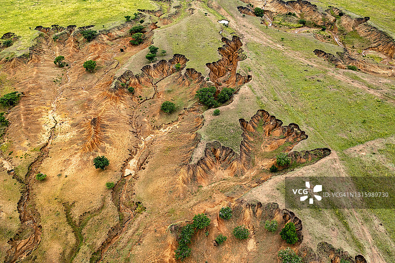 干旱、气候变化和过度放牧造成的土壤侵蚀航拍图片素材