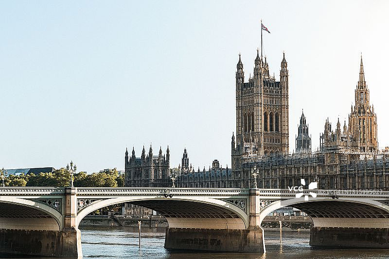 晴朗日出时分的伦敦议会大厦图片素材
