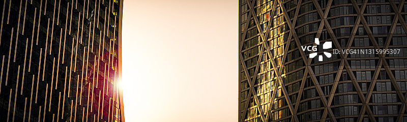 伦敦日落时分晴朗天空下的玻璃幕墙摩天大楼全景，英格兰图片素材