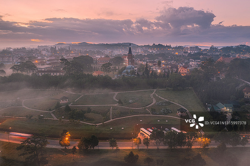 大叻市的雾天图片素材