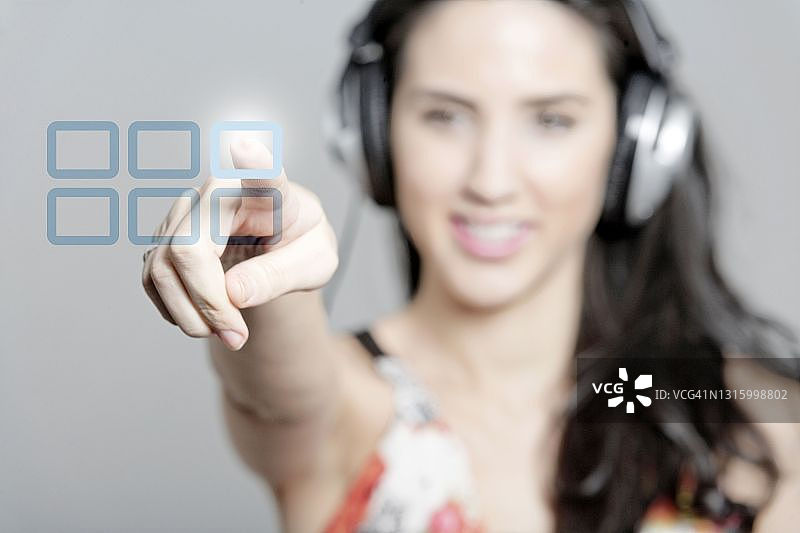 女人按下概念按钮选择要听的歌曲图片素材
