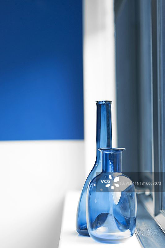 现代办公室白色窗台上的两个蓝色装饰花瓶图片素材