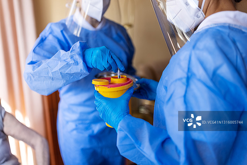 接种疫苗后放入利器盒的针头图片素材