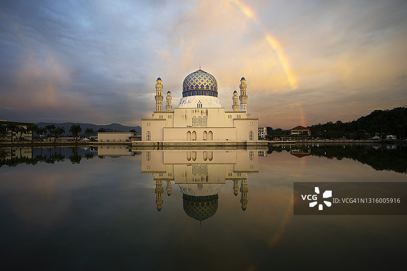彩虹下的伊斯兰清真寺建筑图片素材