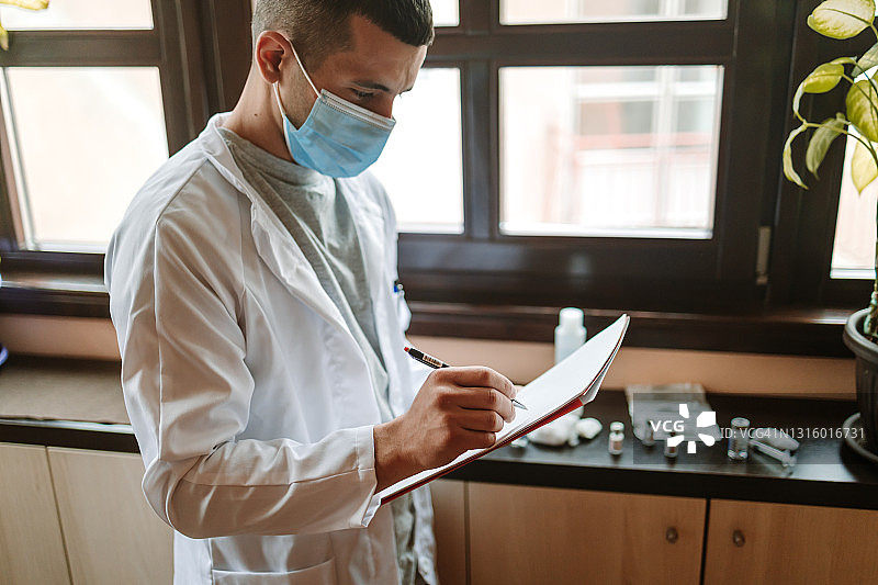 年轻医生准备疫苗接种图片素材