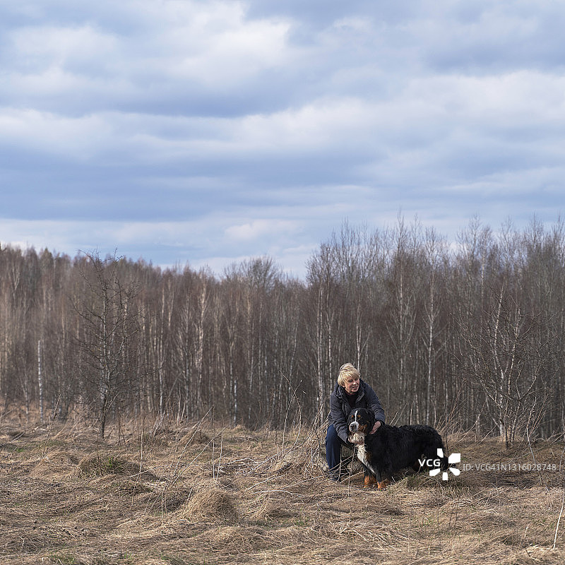 女人和她的狗在徒步旅行中休息图片素材