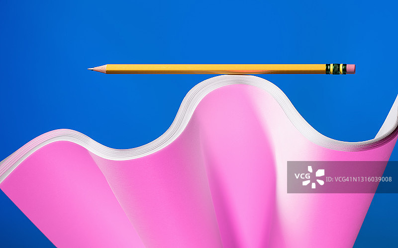 纸上平衡的铅笔图片素材