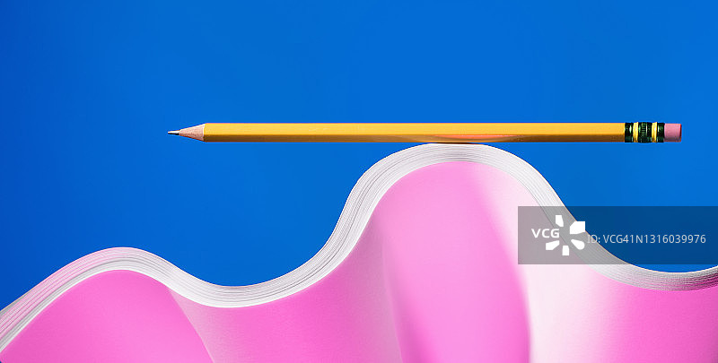 平衡在纸上的大铅笔图片素材