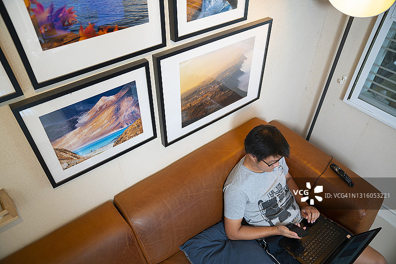 留着胡须的男人在家用笔记本电脑工作图片素材