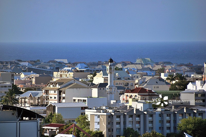 留尼汪岛圣但尼市中心阿尔马迪纳清真寺宣礼塔图片素材