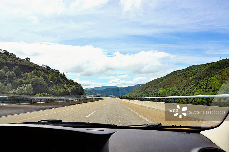 在笔直的高速公路上行驶图片素材