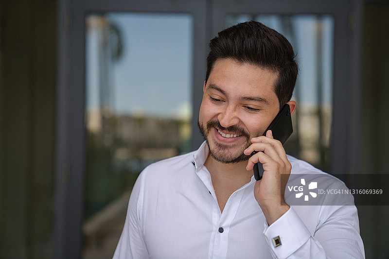 成功的商人正在用手机交谈图片素材