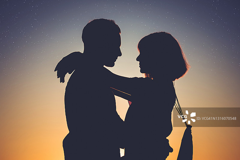 日落时分的浪漫情侣图片素材
