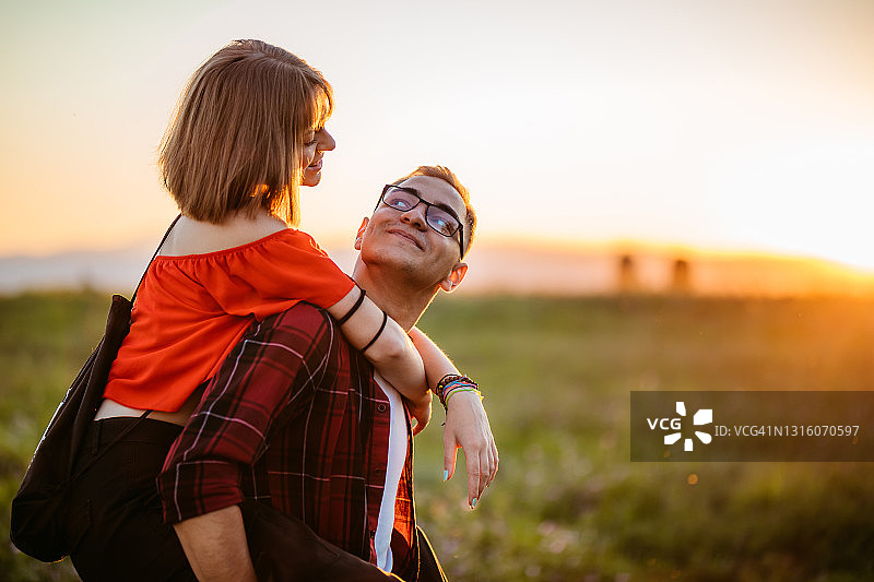 青少年情侣图片素材