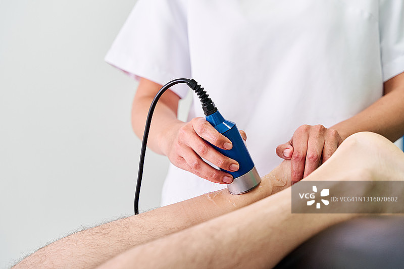 接受超声治疗手臂损伤的理疗患者（模糊人像）图片素材