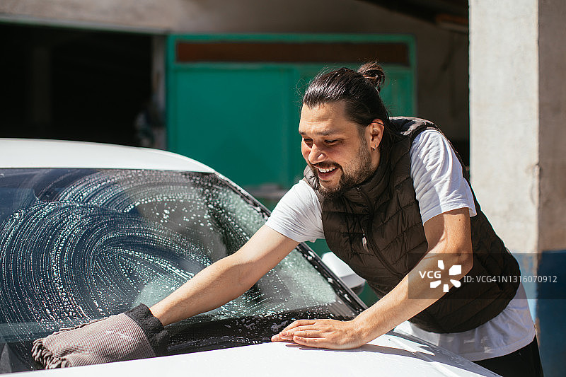 洗车的男人图片素材